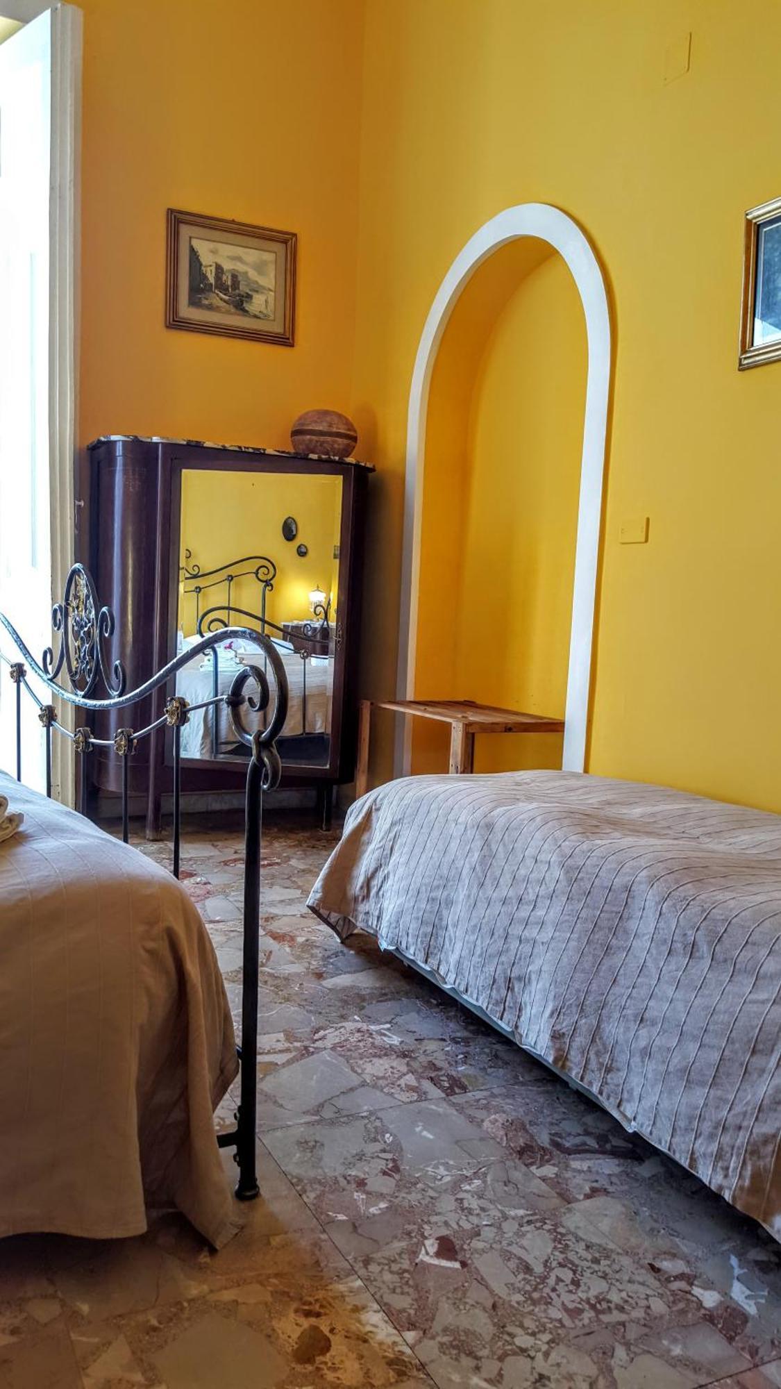 A Casa Di Mamma Bed & Breakfast Наполи Стая снимка